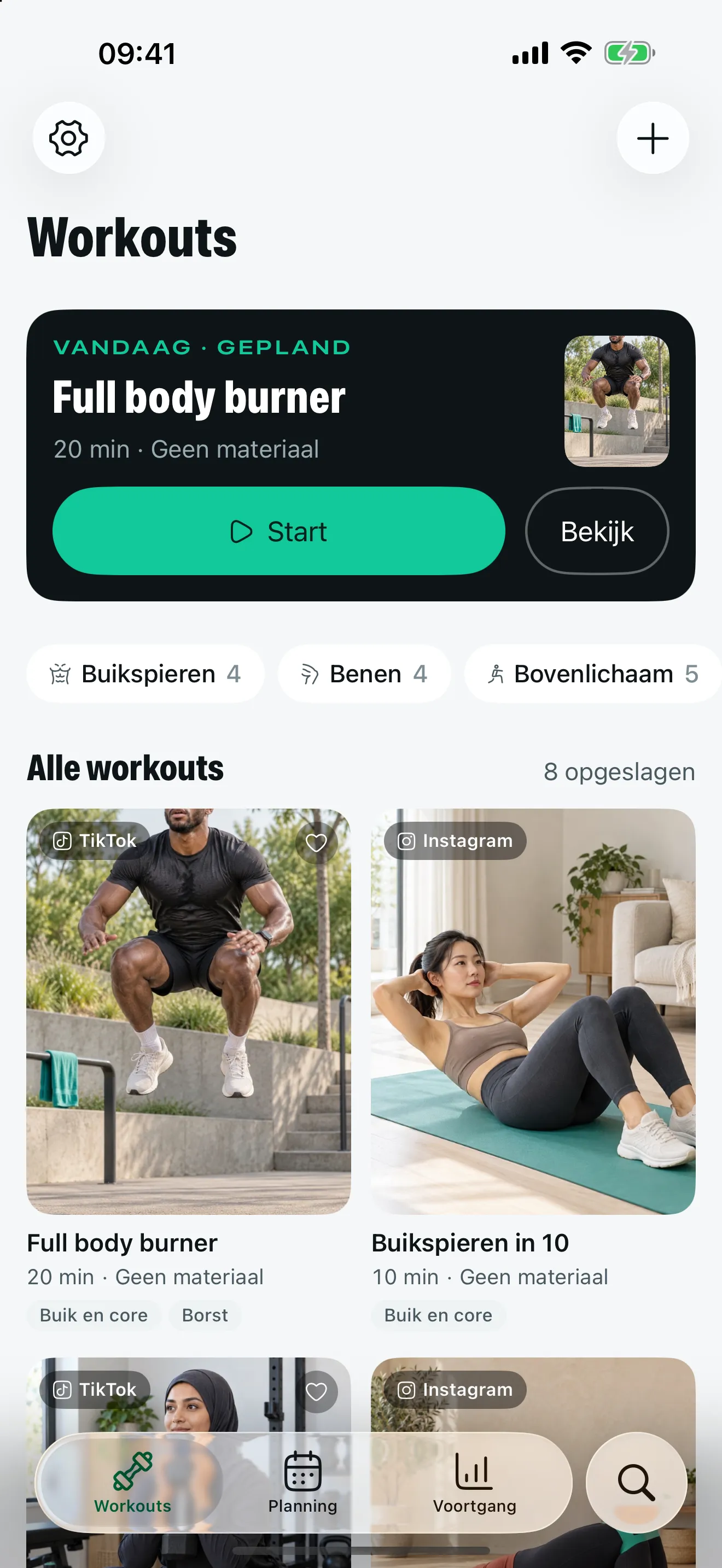 De workoutbibliotheek van Stako op iPhone, met de geplande workout van vandaag en bewaarde workouts van TikTok en Instagram